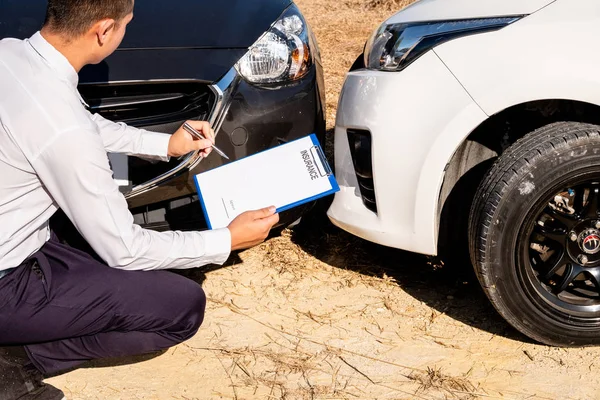 Agentes de seguros de autos están investigando el accidente. Del cliente con el formulario de reclamación de coche Para evaluar y procesar las reclamaciones de accidentes — Foto de Stock