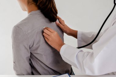 Kadın doktorlar steteskop kullanarak nabzını kontrol ediyorlar. Hastanedeki ilk sağlık muayeneleri. Tedavi kavramları ve iyi sağlık