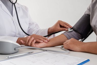 Doktor kan basıncını ölçtü, hasta kalp atışlarını inceledi ve sağlık hizmetlerinden yakından bahsetti.