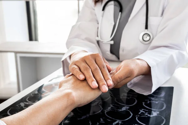 A női orvos használ egy barátságos kéz, hogy tartsa a kezét a beteg, hogy magabiztosságot a röntgen után, és tanácsot az egészségügyi ellátás. Orvosi fogalmak és jó egészség — Stock Fotó