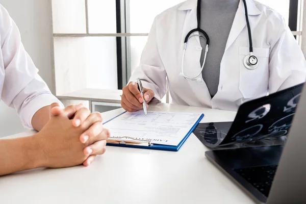 Female doctors, specialists in treatment, make an appointment to meet patients after x-ray and give advice, explain medical information and diagnose the disease. Concept of treatment and good health — Stock Photo, Image