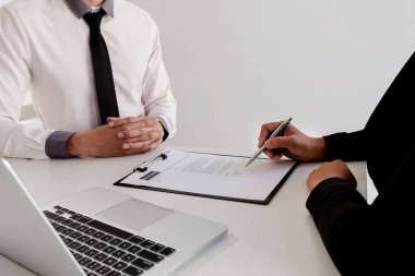 İş adamları iş görüşmeleri için iş profili oluşturur ve iş görüşmeleri için iş başvurularına başvururlar.