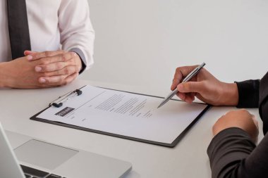 İş adamları iş görüşmeleri için iş profili oluşturur ve iş görüşmeleri için iş başvurularına başvururlar.