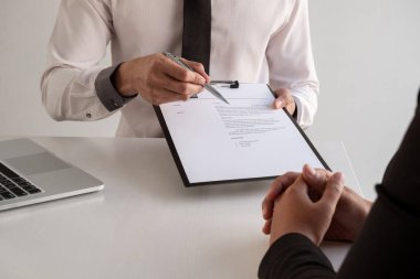 İş adamları iş görüşmeleri için iş profili oluşturur ve iş görüşmeleri için iş başvurularına başvururlar.