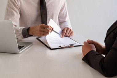 İş adamları iş görüşmeleri için iş profili oluşturur ve iş görüşmeleri için iş başvurularına başvururlar.