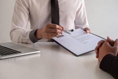 İş adamları iş görüşmeleri için iş profili oluşturur ve iş görüşmeleri için iş başvurularına başvururlar.