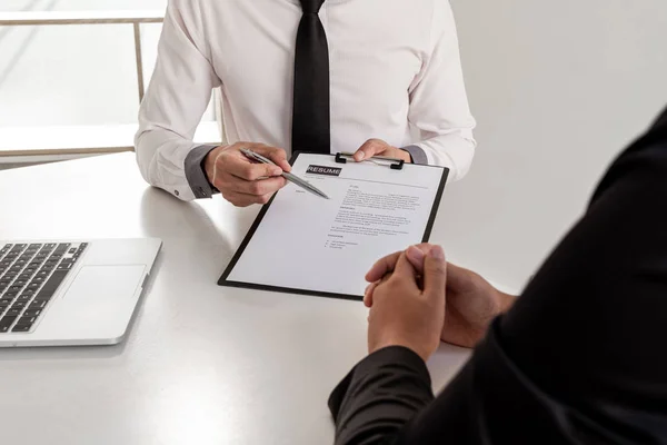 Business people hold a job profile and talk to job applicants for job interviews about careers and business concepts — Stock Photo, Image