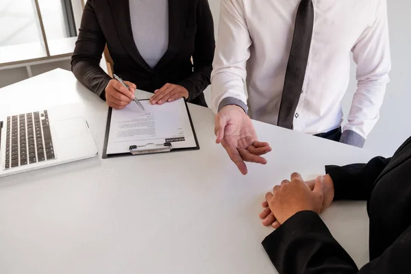 Company managers hold a resume, interviewing job applicants in large companies, business concepts, careers and recruitment — Stock Photo, Image