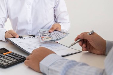 İş sahibi anlaşmayı bizzat imzaladı, rüşvet alarak anlaşmayı tamamladı. Yozlaşma ve satıcılık kavramı