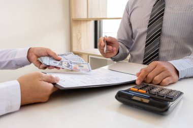 İş sahibi anlaşmayı bizzat imzaladı, rüşvet alarak anlaşmayı tamamladı. Yozlaşma ve satıcılık kavramı