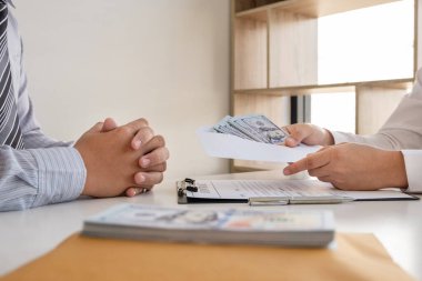 İş adamları, ortaklarına rüşvet teklif ettiği parayla bir anlaşma yaptılar. Yozlaşma kavramı