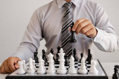 rekabette satranç hareket eden işadamının el, liderlik, takipçileri ve iş başarı stratejileri gösterir