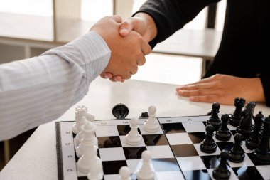 İş adamları yarışmadan sonra el sıkışıyor, liderlik, takipçiler ve ticari başarı stratejileri gösteriyorlar.