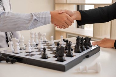 İş adamları yarışmadan sonra el sıkışıyor, liderlik, takipçiler ve ticari başarı stratejileri gösteriyorlar.