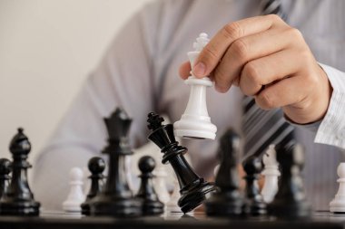 rekabette satranç hareket eden işadamının el, liderlik, takipçileri ve iş başarı stratejileri gösterir