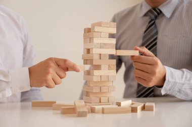 İş büyüyen bloklar ahşap oyun tutan el görüntü. Yönetim ve strateji planı riski