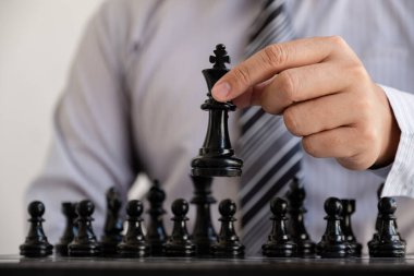 rekabette satranç hareket eden işadamının el, liderlik, takipçileri ve iş başarı stratejileri gösterir