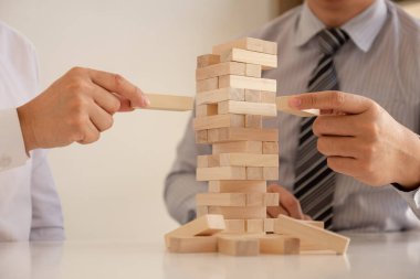 İş büyüyen bloklar ahşap oyun tutan el görüntü. Yönetim ve strateji planı riski