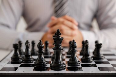 rekabette satranç hareket eden işadamının el, liderlik, takipçileri ve iş başarı stratejileri gösterir.
