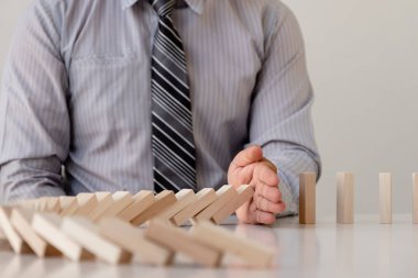 el durdurmak blokları ahşap oyun, ahşap blok yerleştirerek kumar. Kavram Risk yönetim ve strateji planı, başarıya iş korumak