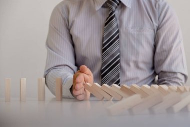 el durdurmak blokları ahşap oyun, ahşap blok yerleştirerek kumar. Kavram Risk yönetim ve strateji planı, başarıya iş korumak