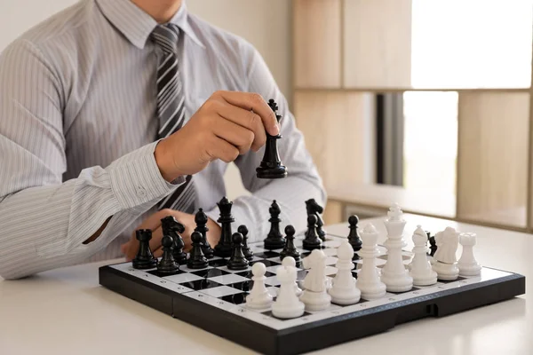 Main de l'homme d'affaires déplacer les échecs dans la concurrence, montre le leadership, les adeptes et les stratégies de réussite commerciale — Photo