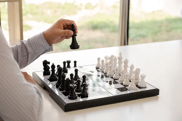 Mão de homem de negócios movendo xadrez em competição, mostra liderança, seguidores e estratégias de sucesso de negócios — Fotografia de Stock