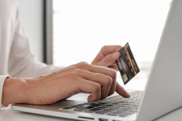 İş adamları online alışveriş için kredi kartları ve dizüstü bilgisayarlar kullanır ve ödemeleri interne yaparlar..