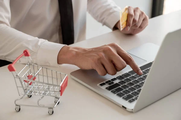 Homens Negócios Usam Cartões Crédito Laptops Para Compras Line Fazer — Fotografia de Stock
