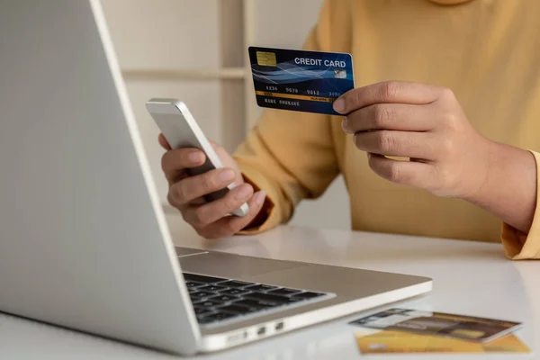 Mãos Pessoas Negócios Segurando Cartões Crédito Smartphones Para Compras Line — Fotografia de Stock