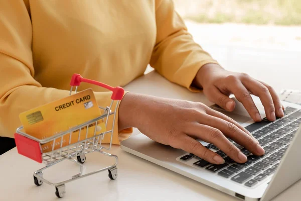 Jovem Senhora Usar Cartões Crédito Laptops Para Compras Line Fazer — Fotografia de Stock