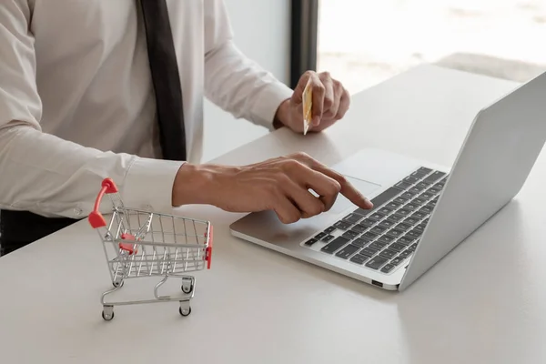 Homens Negócios Usam Cartões Crédito Laptops Para Compras Line Fazer — Fotografia de Stock