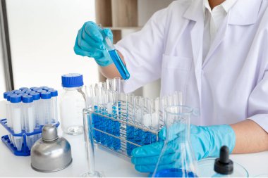 Tıp bilimcileri kimyasal laboratuarlardaki viral verileri analiz etmek için tüp bebek kimyasalları üzerinde deney yaptılar. Bilimsel araştırma kavramları.