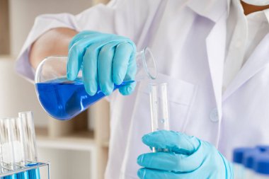 Tıp bilimcileri kimyasal laboratuarlardaki viral verileri analiz etmek için tüp bebek kimyasalları üzerinde deney yaptılar. Bilimsel araştırma kavramları.