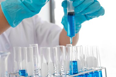 Tıp bilimcileri kimyasal laboratuarlardaki viral verileri analiz etmek için tüp bebek kimyasalları üzerinde deney yaptılar. Bilimsel araştırma kavramları.