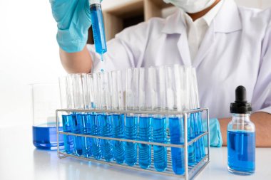 Tıp bilimcileri kimyasal laboratuarlardaki viral verileri analiz etmek için tüp bebek kimyasalları üzerinde deney yaptılar. Bilimsel araştırma kavramları.