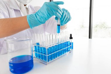 Tıp bilimcileri kimyasal laboratuarlardaki viral verileri analiz etmek için tüp bebek kimyasalları üzerinde deney yaptılar. Bilimsel araştırma kavramları.