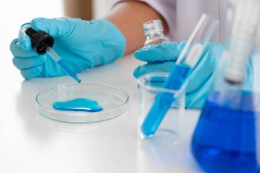 Tıp bilimcileri kimyasal laboratuarlardaki viral verileri analiz etmek için tüp bebek kimyasalları üzerinde deney yaptılar. Bilimsel araştırma kavramları.