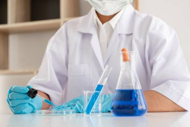 Tıp bilimcileri kimyasal laboratuarlardaki viral verileri analiz etmek için tüp bebek kimyasalları üzerinde deney yaptılar. Bilimsel araştırma kavramları.