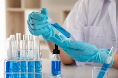 Tıp bilimcileri kimyasal laboratuarlardaki viral verileri analiz etmek için tüp bebek kimyasalları üzerinde deney yaptılar. Bilimsel araştırma kavramları.