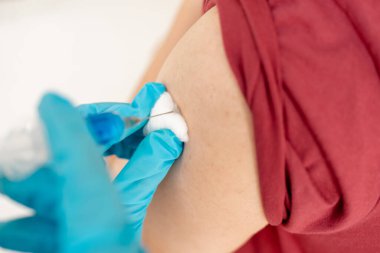 Kadın doktorlar hastanelerde, sağlık hizmetlerinde ve tıbbi konseptlerde salgın hastalıkları önlemek için şırıngalarla aşılandılar..