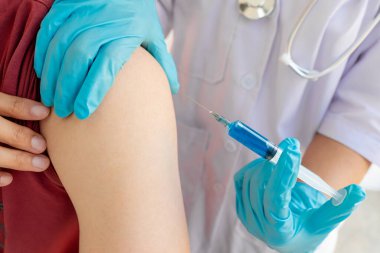 Kadın doktorlar hastanelerde, sağlık hizmetlerinde ve tıbbi konseptlerde salgın hastalıkları önlemek için şırıngalarla aşılandılar..