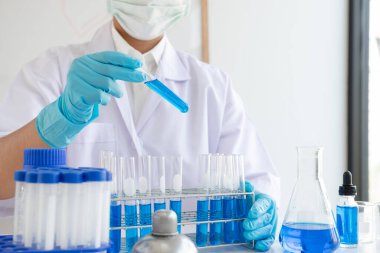 Tıp bilimcileri kimyasal laboratuarlardaki viral verileri analiz etmek için tüp bebek kimyasalları üzerinde deney yaptılar. Bilimsel araştırma kavramları.