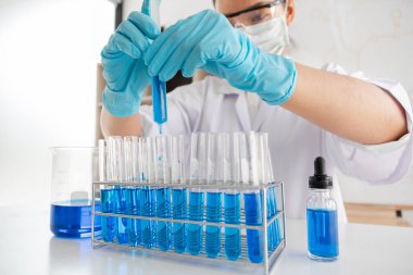 Tıp bilimcileri kimyasal laboratuarlardaki viral verileri analiz etmek için tüp bebek kimyasalları üzerinde deney yaptılar. Bilimsel araştırma kavramları.