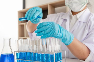 Tıp bilimcileri kimyasal laboratuarlardaki viral verileri analiz etmek için tüp bebek kimyasalları üzerinde deney yaptılar. Bilimsel araştırma kavramları.