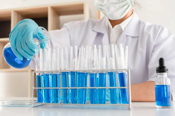 医学科学家在化学实验室进行了液体化学体外实验 以分析病毒数据 科学研究概念 — 图库照片