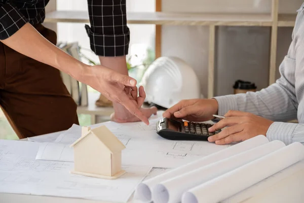 Equipo Arquitectos Confiados Trabajando Juntos Oficina Hablando Proyectos Construcción Diseño —  Fotos de Stock