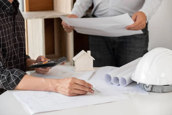 Equipo Arquitectos Confiados Trabajando Juntos Oficina Hablando Proyectos Construcción Diseño —  Fotos de Stock