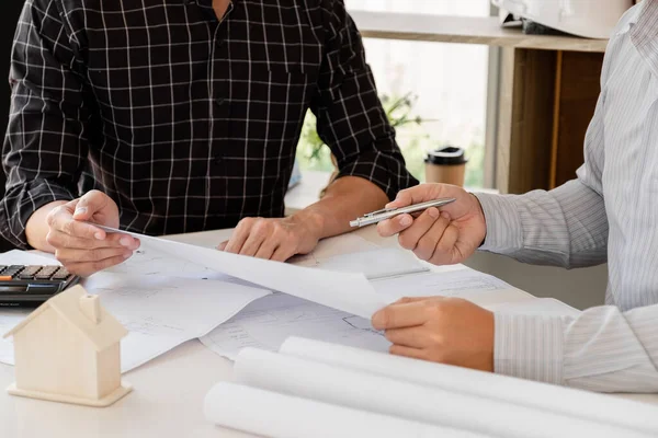 Equipo Arquitectos Confiados Trabajando Juntos Oficina Hablando Proyectos Construcción Diseño —  Fotos de Stock