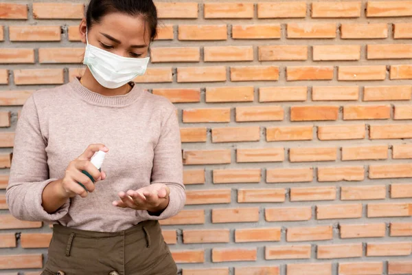 Vrouwen Met Hand Gebruiken Alcohol Spray Verspreiding Van Kiemen Bacteriën — Stockfoto